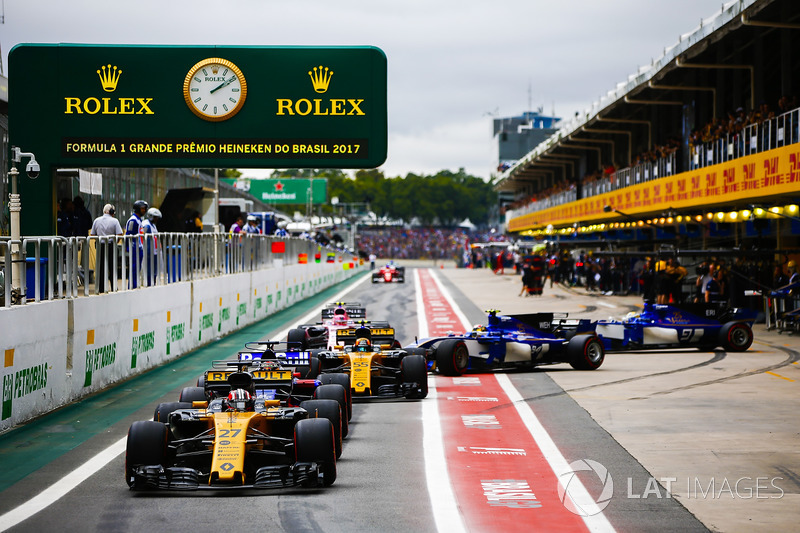 Nico Hulkenberg, Renault Sport F1 Team RS17, Brendon Hartley, Scuderia Toro Rosso STR12, Carlos Sainz Jr., Renault Sport F1 Team RS17, Pascal Wehrlein, Sauber C36, Marcus Ericsson, Sauber C36, eEsteban Ocon, Sahara Force India F1 VJM10, forman una fila en