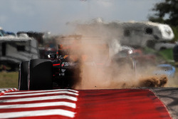 Daniel Ricciardo, Red Bull Racing RB13 runs wide