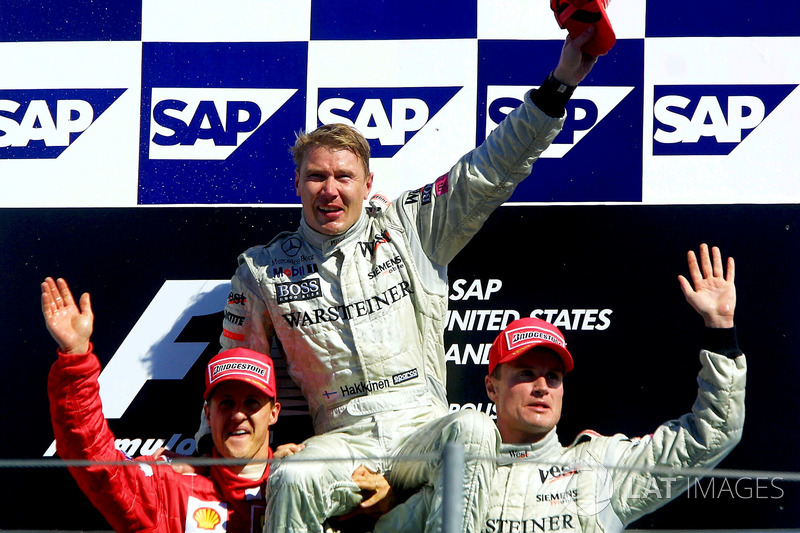 Podium: le deuxième Michael Schumacher, Ferrari, le vainqueur Mika Hakkinen, McLaren, le troisième David Coulthard, McLaren