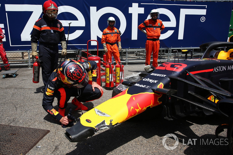Max Verstappen, Red Bull Racing RB14, guarda la sua monoposto incidentata
