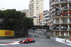 Kimi Raikkonen, Ferrari SF71H, precede Valtteri Bottas, Mercedes AMG F1 W09