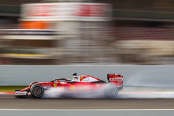 Kimi Raikkonen, Ferrari SF16-H met de Halo cockpit blokkeert een wiel