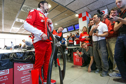 Alberto Antonini, Ferrari Pressechef spricht über das Halo-Cockpit-cover mit der Presse