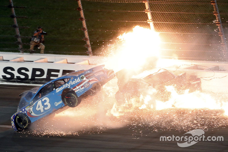 Aric Almirola, Richard Petty Motorsports Ford, Danica Patrick, Stewart-Haas Racing Ford, Joey Logano, Team Penske Ford