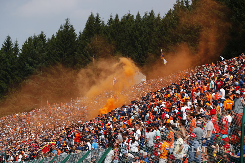 Fans Belanda menyalakan asap oranye