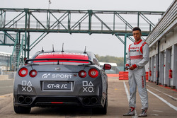 Dünyanın ilk oyun konsolu ile kontrol edilen Nissan GT-R'ı ve Jann Mardenborough
