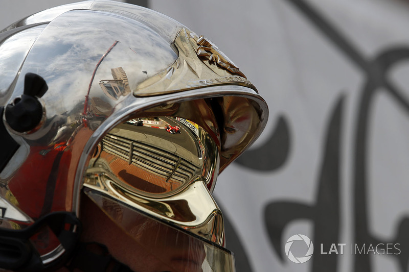 Kimi Räikkönen, Ferrari SF70-H, als Reflexion im Helm eines Feuerwehrmanns