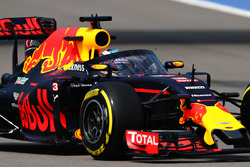 Daniel Ricciardo, Red Bull Racing RB12 met het aeroscreen