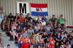 Fans und eine Flagge für Max Verstappen, Red Bull Racing