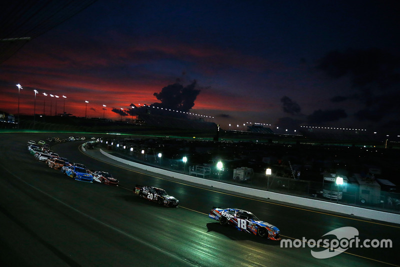 #5: Fahrt in die Nacht mit NASCAR