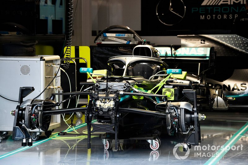 Un capot moteur retiré sur la Mercedes W10