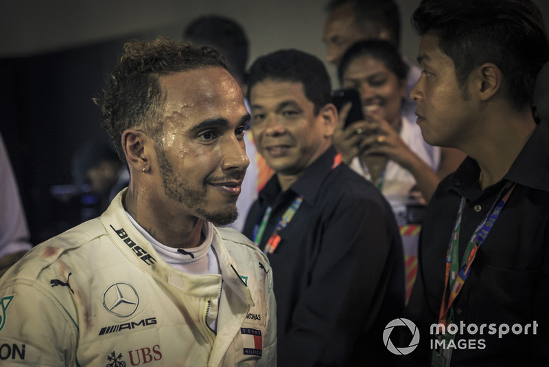L'état de fatigue de Lewis Hamilton après sa victoire à Singapour en 2018.