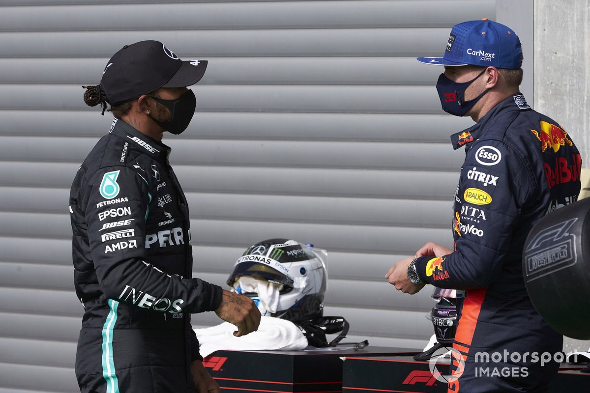 Обладатель поула Льюис Хэмилтон, Mercedes-AMG Petronas F1, и Макс Ферстаппен, Red Bull Racing