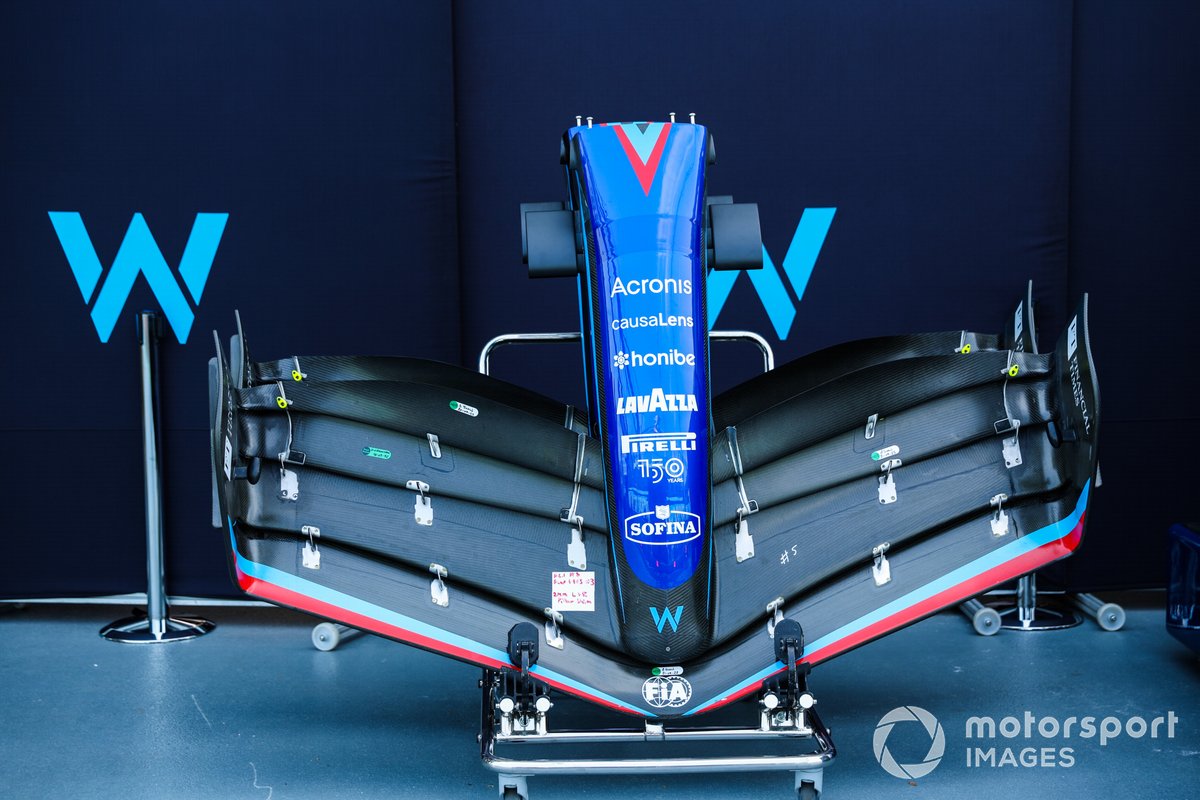 El alerón delantero de un Williams FW44 en el pit lane