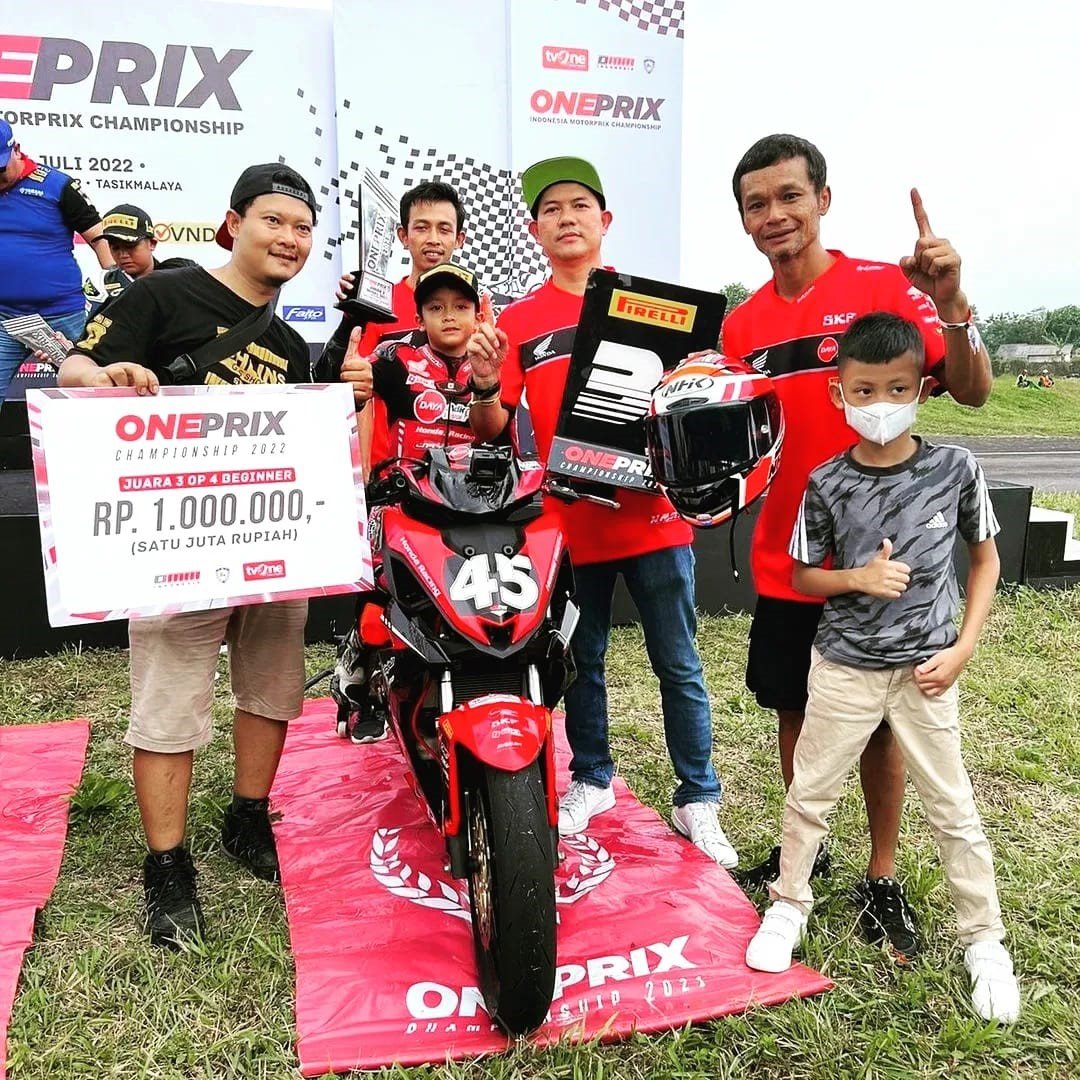 Abimanyu Fermadi, Daya Honda Jayadi Racing, bersama tim usai finis podium ketiga seri kedua Oneprix Championship 2022