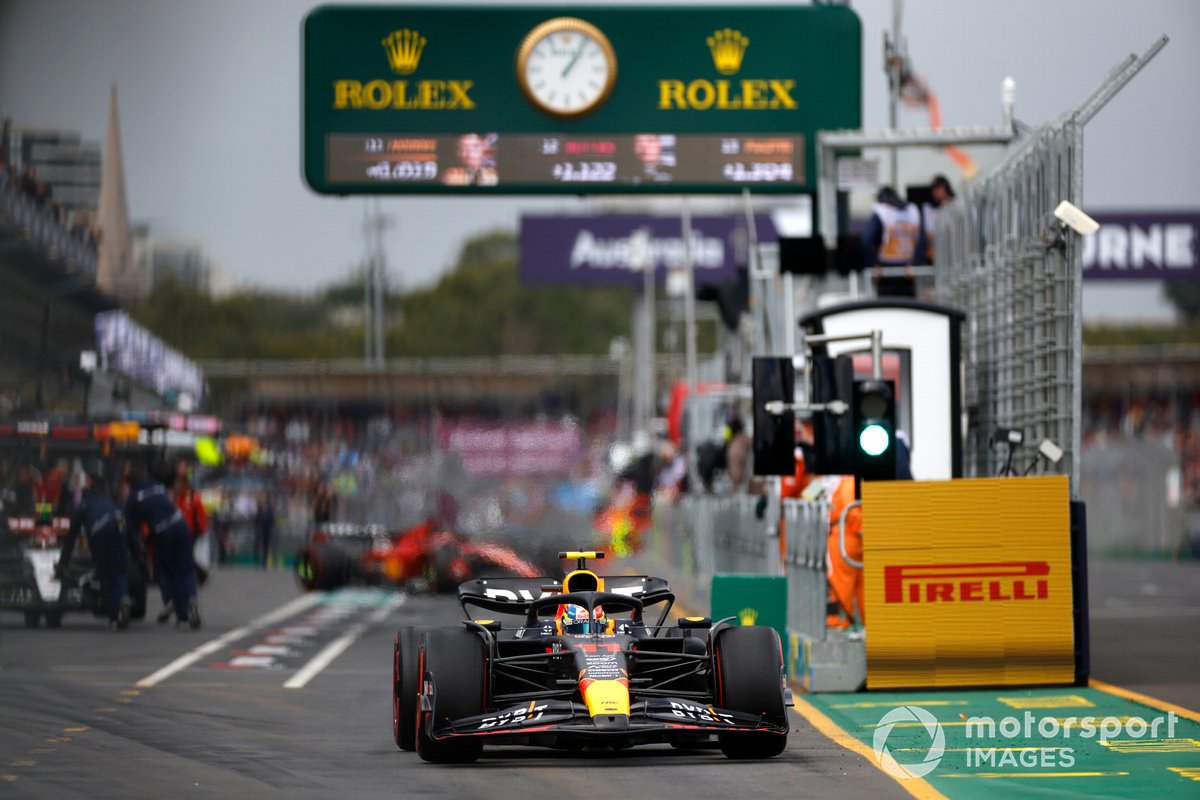 Sergio Pérez, Red Bull Racing RB19, sale de boxes