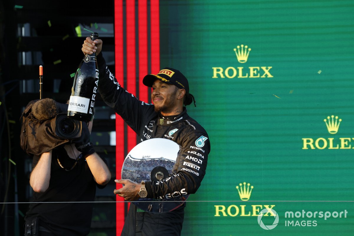 Lewis Hamilton, Mercedes-AMG, 2ª posición, en el podio
