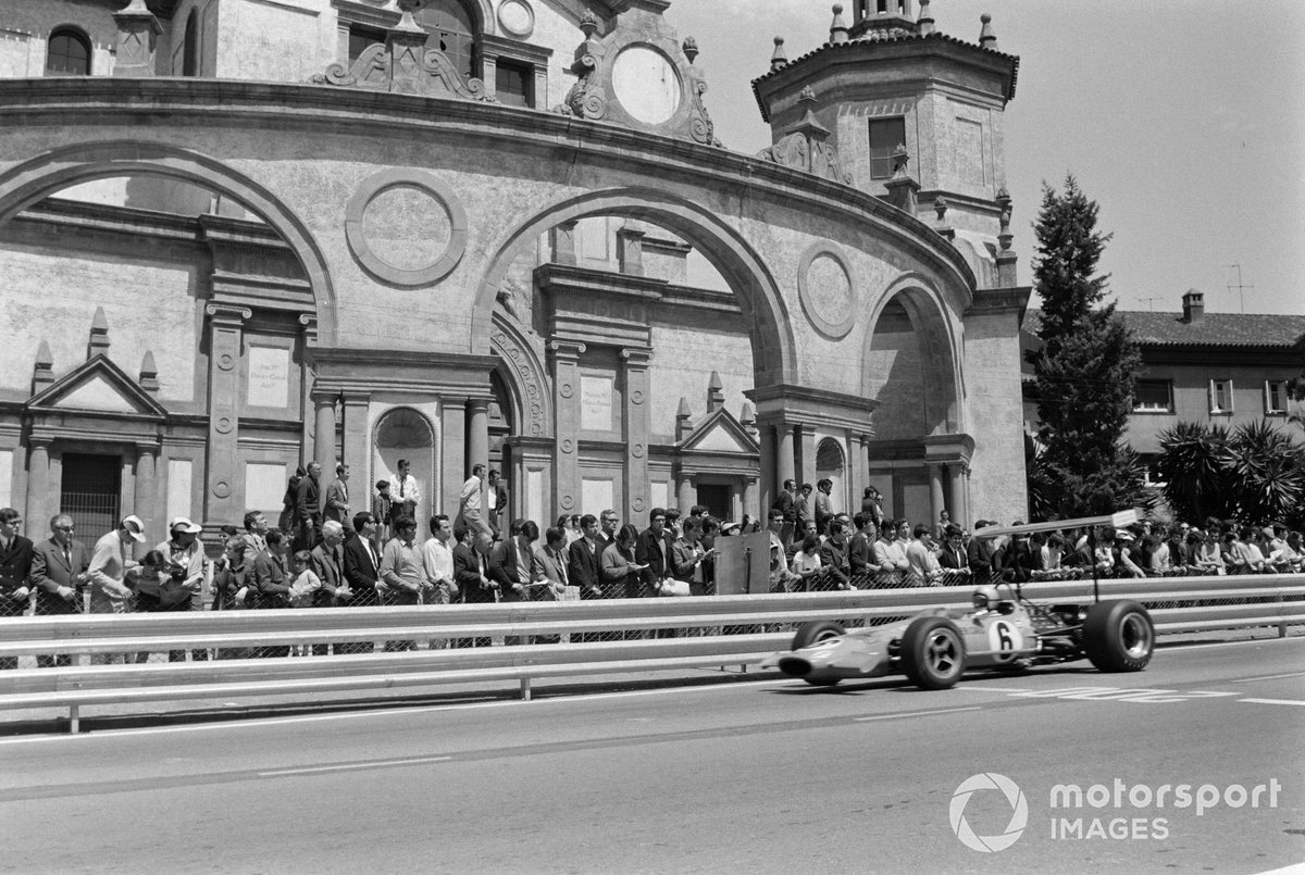 Bruce McLaren melewati Palacio de la Agricultura, sekarang menjadi teater, di Grand Prix Spanyol 1969