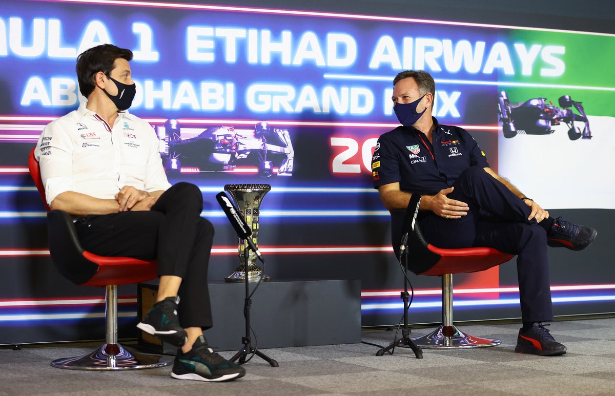 Toto Wolff et Christian Horner autour du trophée qu'ils convoitent.