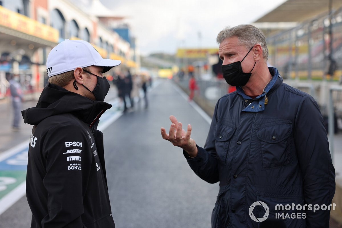 Pembalap Tim Mercedes-AMG F1, Valtteri Bottas (kiri), berbicara dengan mantan pembalap F1 yang kini menjadi presenter televisi, David Coulthard.