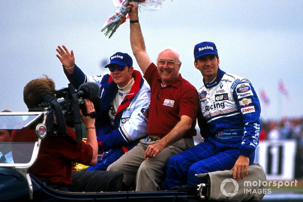 Murray Walker, Commentateur pour la BBC salue la foule. À ses côtés les pilotes Rothmans Williams Damon Hill et Jacques Villeneuve