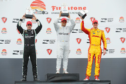 Podium: racewinnaar Juan Pablo Montoya, Team Penske Chevrolet, tweede plaats Simon Pagenaud, Team Pe
