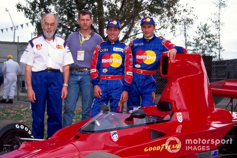 Eric Broadley, jefe de equipo de Lola, un invitado, Ricardo Rosset, Lola y Vincenzo Sospiri, Lola