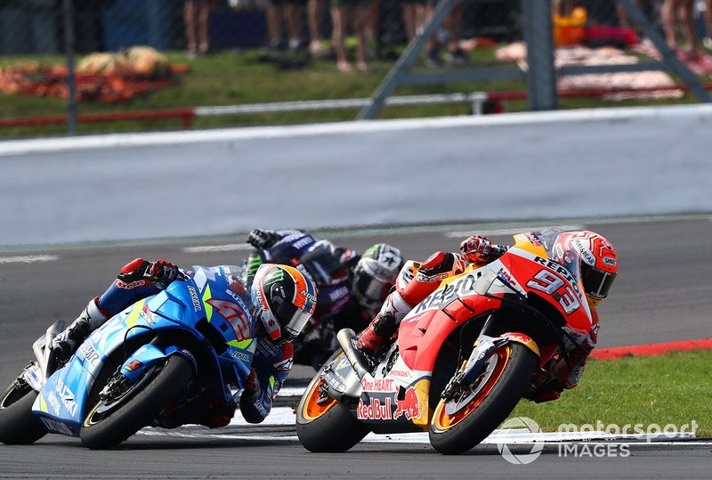 Marquez führte den Großteil der Distanz an, aber am Ende lag Rins knapp vorn