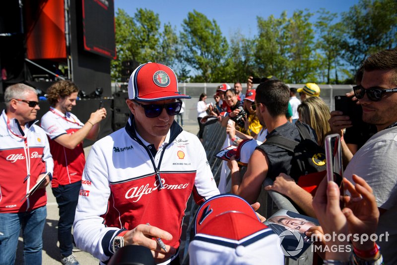 Kimi Raikkonen, Alfa Romeo Racing signs an autograph for fan