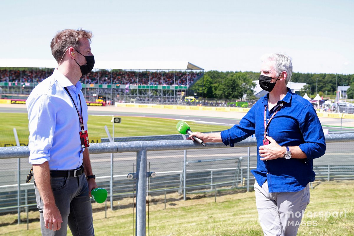 Jenson Button dan Damon Hill berbincang