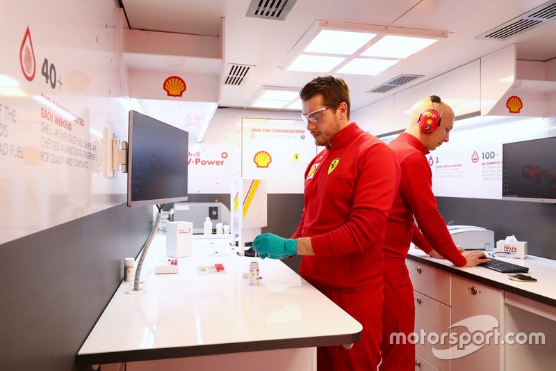 По словам представителей Ferrari и Shell, если болиды итальянской команды становятся быстрее на 1 секунду с круга, две десятых в этой секунде отыгрывается благодаря более совершенным бензину и маслу