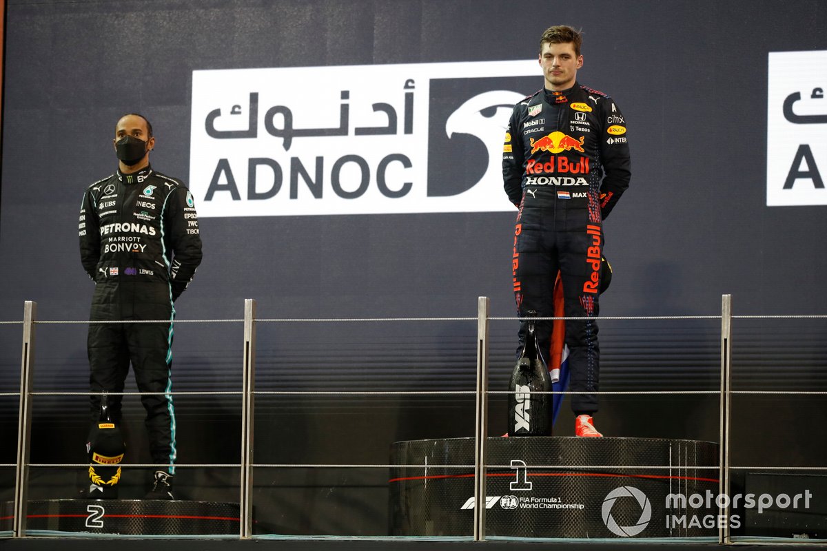 Lewis Hamilton, Mercedes, runner-up, Max Verstappen, Red Bull Racing, pemenang, di podium GP Abu Dhabi 2021