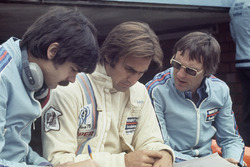 Carlos Reutemann, Brabham BT44B-Ford, mit Gordon Murray, Brabham, Chefdesigner, und Bernie Eccleston
