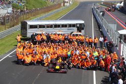 Gruppenfoto: Streckenposten mit Max Verstappen, Red Bull Racing