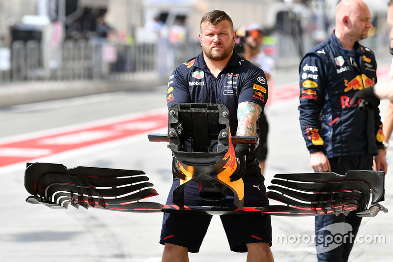 Un mecánico de Red Bull con un alerón delantero