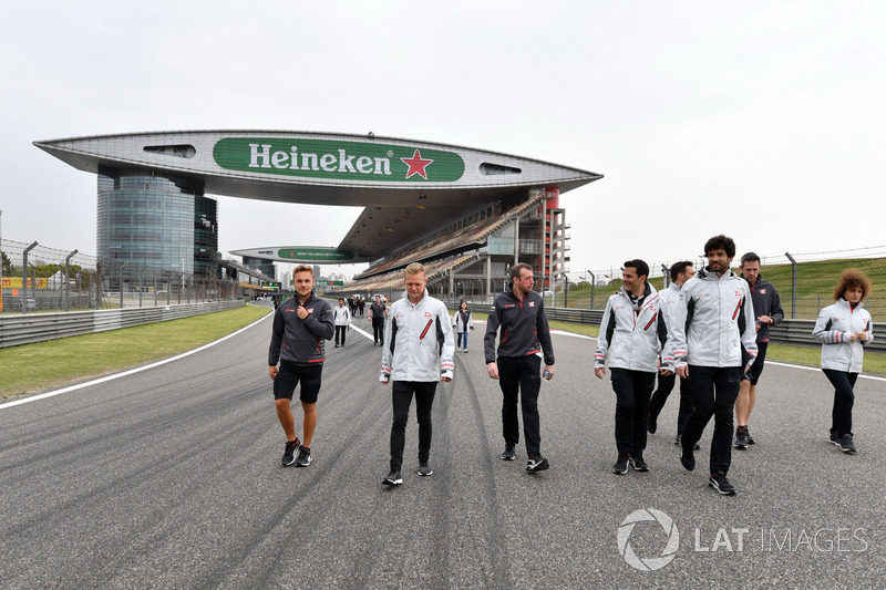 Кевін Магнуссен, Haas F1 Team, йде треком