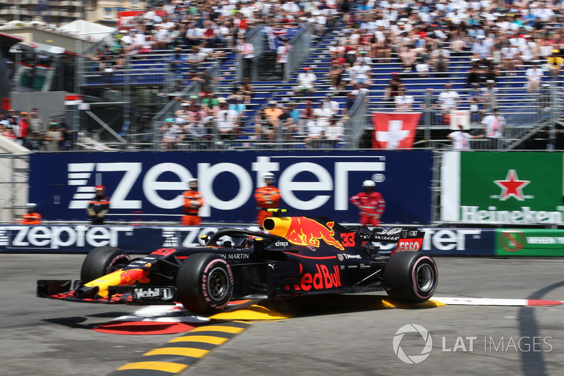 Max Verstappen, Red Bull Racing RB14 percute le rail