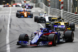 Pierre Gasly, Toro Rosso STR13, leads Nico Hulkenberg, Renault Sport F1 Team R.S. 18, Sergey Sirotkin, Williams FW41, and Stoffel Vandoorne, McLaren MCL33
