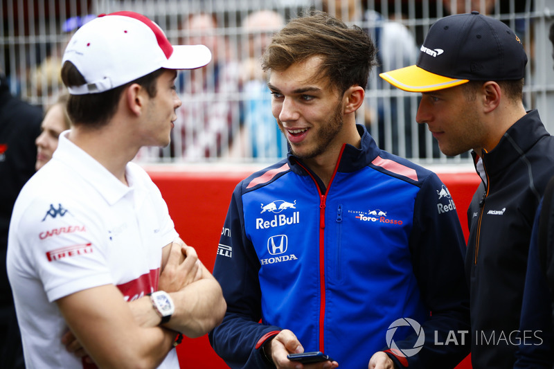 Charles Leclerc, Sauber, talks to Pierre Gasly, Toro Rosso, and Stoffel Vandoorne, McLaren