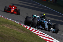 Валттери Боттас, Mercedes AMG F1 W09, и Себастьян Феттель, Ferrari SF71H