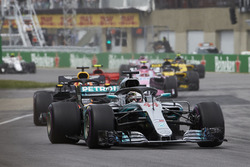 Lewis Hamilton, Mercedes AMG F1 W09, Daniel Ricciardo, Red Bull Racing RB14