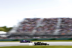Carlos Sainz Jr., Renault Sport F1 Team R.S. 18, Brendon Hartley, Toro Rosso STR13.
