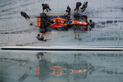 Stoffel Vandoorne, McLaren MCL32, paradas en su garaje de pits