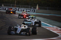 Lewis Hamilton, Mercedes F1 W07 Hybrid, Nico Rosberg, Mercedes F1 W07 Hybrid, Kimi Raikkonen, Ferrar