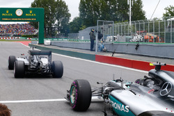 Nico Rosberg, Mercedes AMG F1 W07 Hybrid en Lewis Hamilton, Mercedes AMG F1 W07 Hybrid op de startop