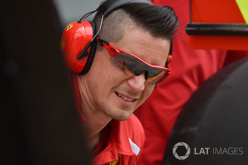 Ferrari mekanikeri ve Pirelli lastikleri