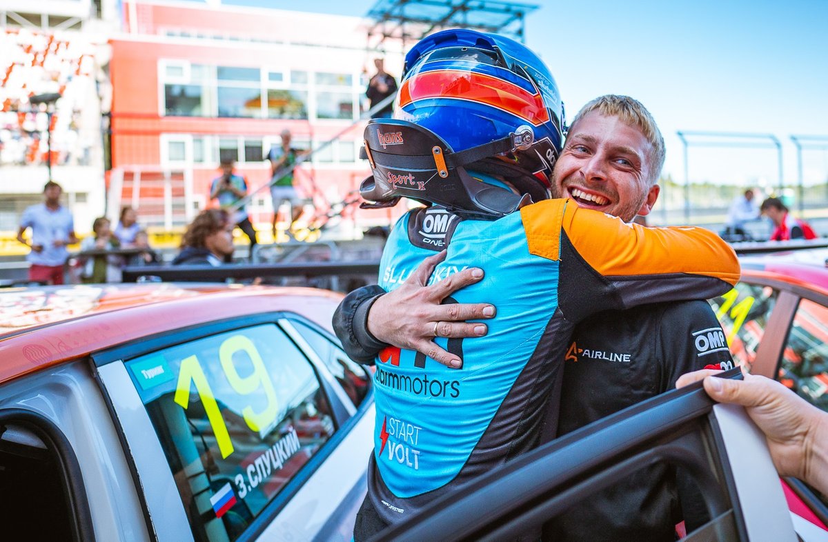 Захар Слуцкий, один из пилотов Carville Racing, на недавнем московском этапе русских гонок впервые в карьере финишировал в первой тройке. И первые поздравления с успехом – механику и от механика