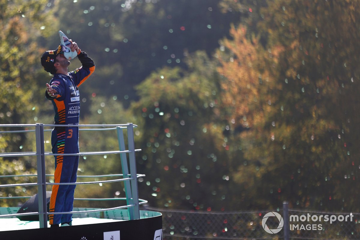 Daniel Ricciardo, McLaren, 1e positie, doet een shoey op het podium
