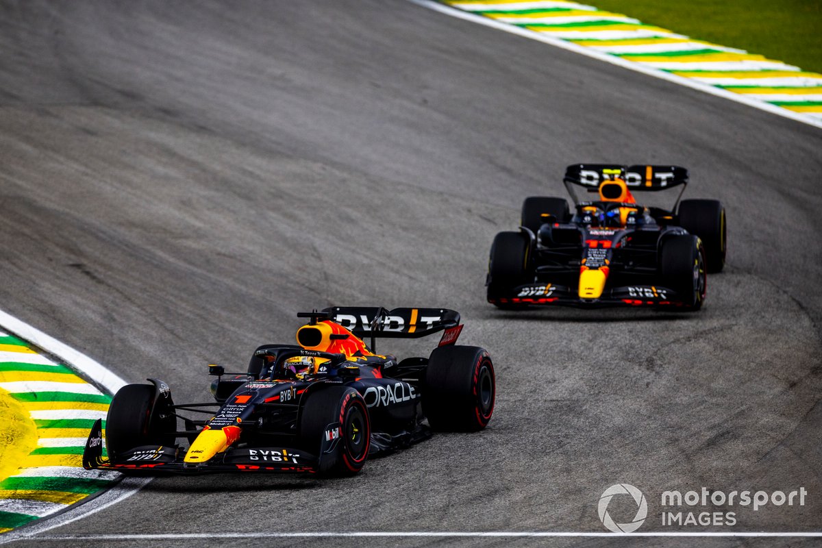 Max Verstappen, Red Bull Racing RB18, por delante de Sergio Pérez, Red Bull Racing RB18