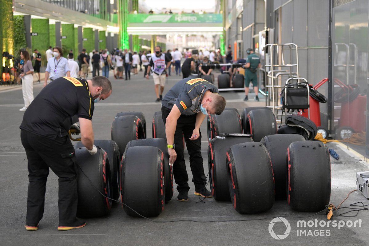 Teknisi Pirelli memeriksa ban